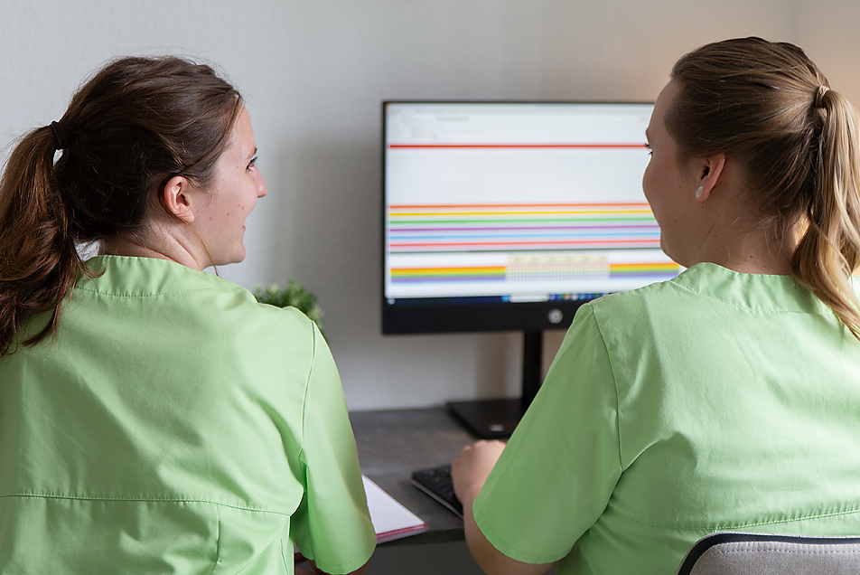 Zwei Pflegerinnen bei der Einsatzplanung am Computer