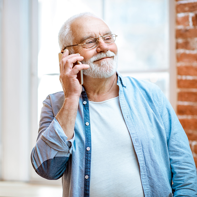 Älterer Mann telefoniert mit Handy - Schritt 1 - Kontaktaufnahme