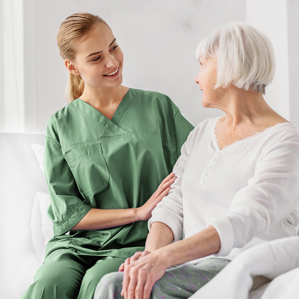 Pflegerin mit älterer Frau im Gespräch - Schritt 3 - Pflegestart